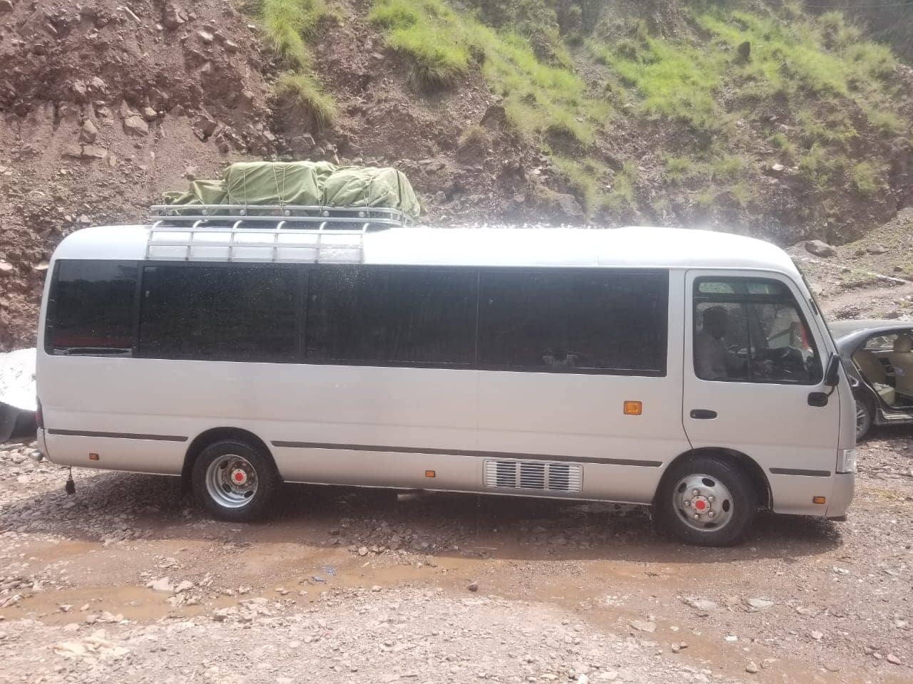 Saloon bullet proof for rent in karachi